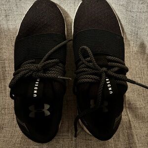 Black under armor shoe size 6